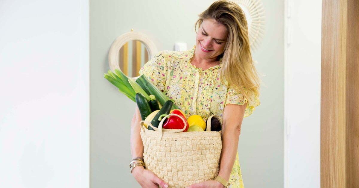 Lucile Woodward avec un panier de légumes frais