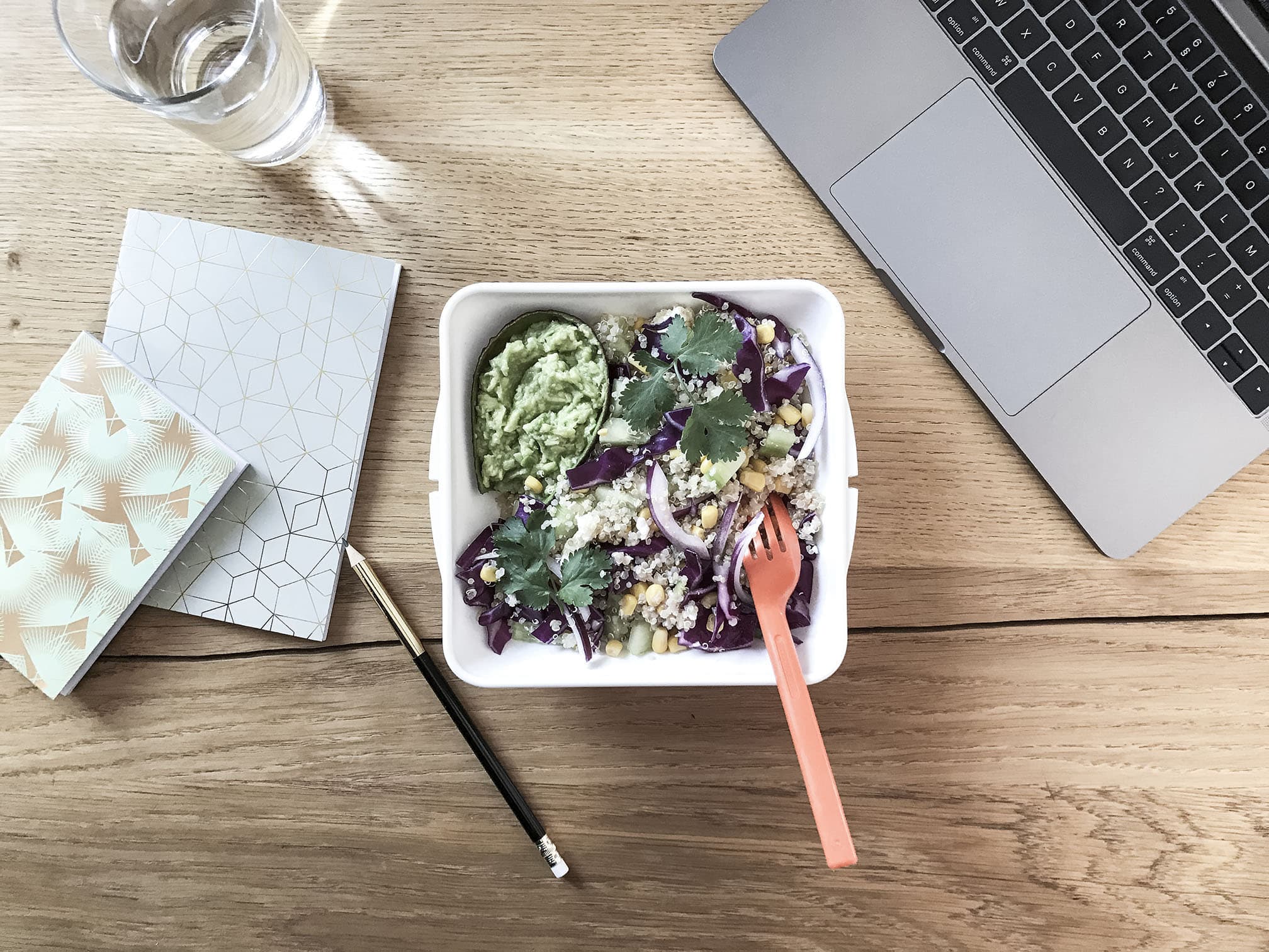 Bol de quinoa, chou rouge, avocat et maïs : protéines végétales et fibres