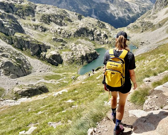 marcher avec un sac à dos
