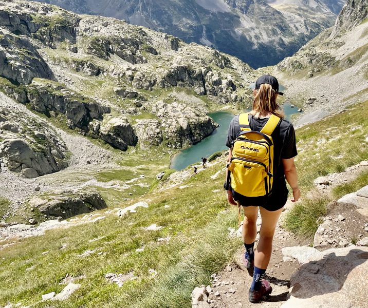 marcher avec un sac à dos